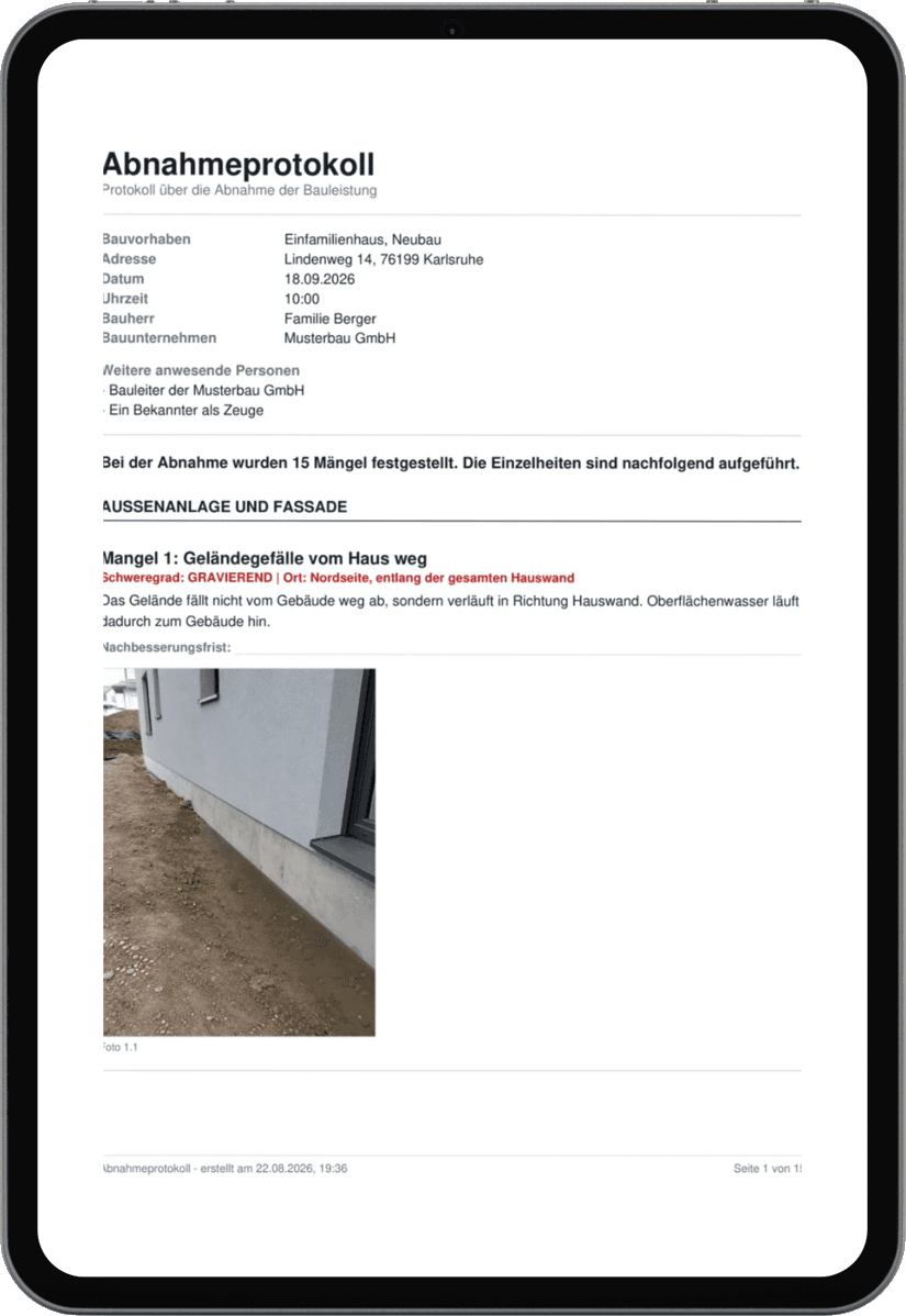 Die erste Seite des Musterprotokolls auf einem Tablet: Kopfdaten, Mängelübersicht und ein Foto.